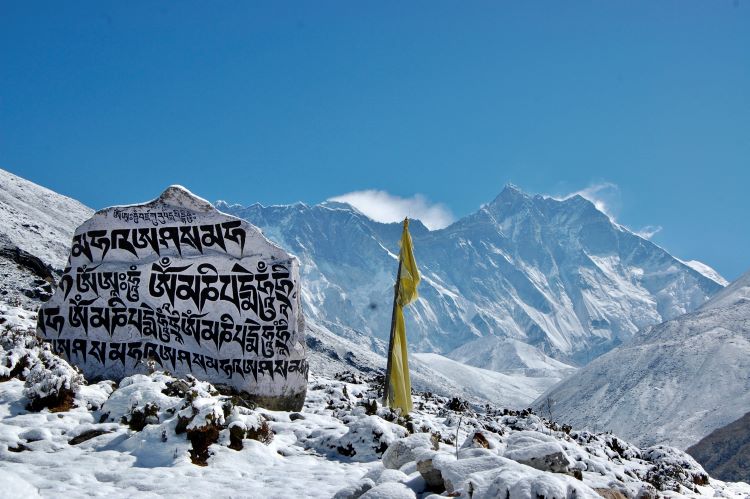 Mani-Fels mit buddhistischen Schriften, in der Everest Region