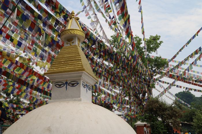 Stupa mit Gebetsfahnen in Nepal 
