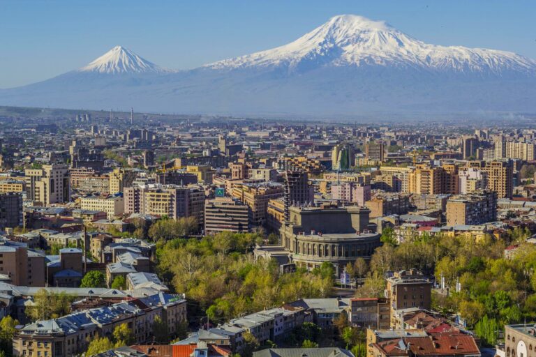 Yerevan Stadt in Armenien mit Blick auf den Berg Ararat, Armenien Reisen