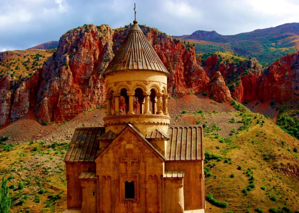 Noravank Monastery Kloster in Armenien mit kontrastreicher Landschaft