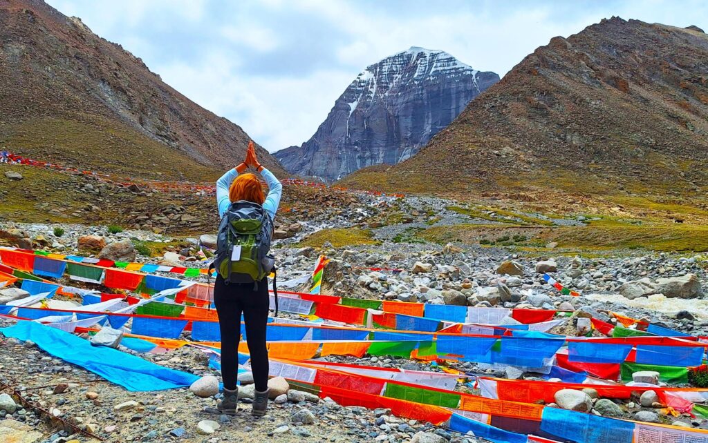 Pilgerin betet den Mt. Kailash an - Kaliash Umrundung in Tibet