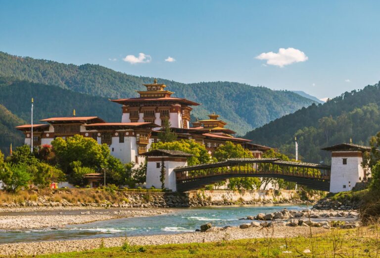Punakha Dzong mit Brücke in Bhutan - Trekking Touren im Himalaya