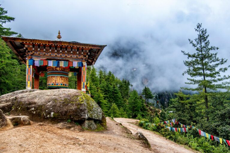 Auf dem Weg zum Tiger's Nest - Bhutan Reisen und Trekking Touren