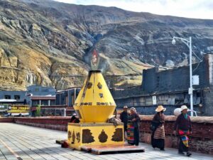 Sakya Kloster. Menschen beim Umrunden des Klosters