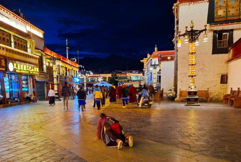 In Lhasa, Gläubige niederwerfen sich