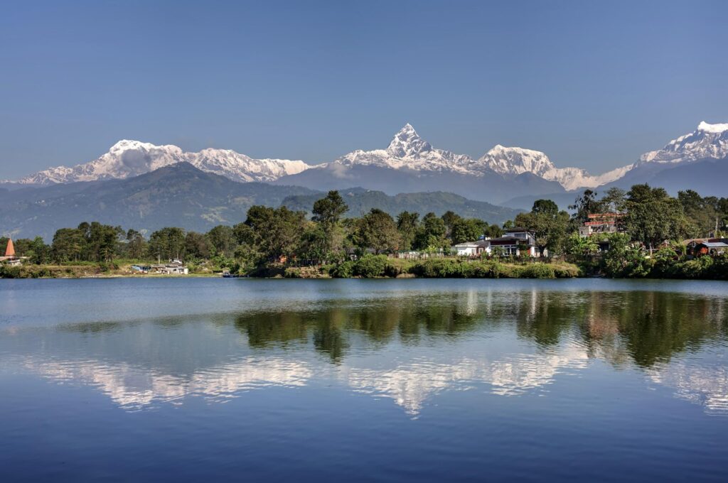 Bergsicht von Pewa See aus auf das Annapurna Gebirge