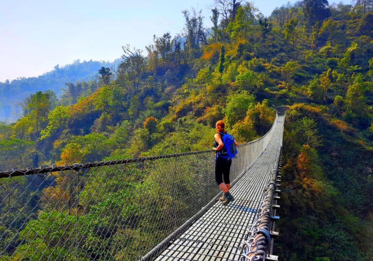 Wanderer auf der Hängebrücke in Nepal, Annapurna Hiamalaya Region