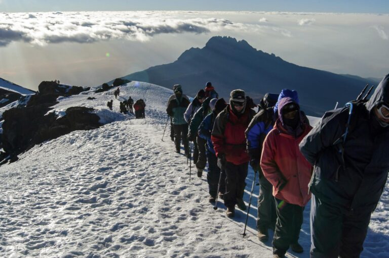 Gruppe Trekker auf dem Weg zum Uhuru Peak auf 5.895 m
