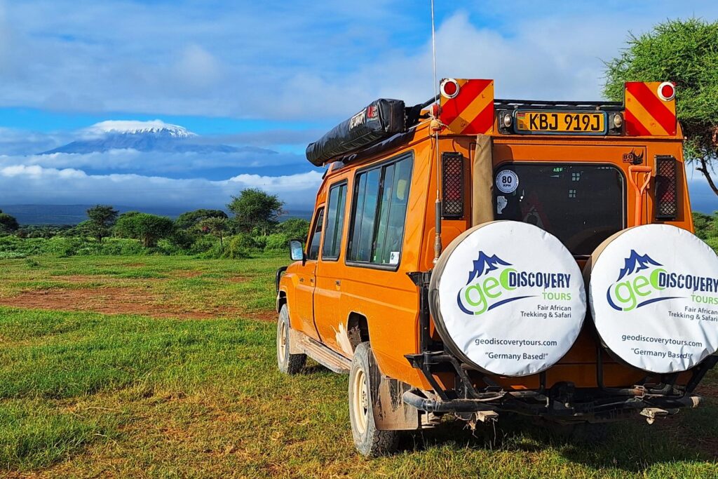 Safari-Fahrzeug von geoDiscovery Tours mit Blick auf Kilimandscharo