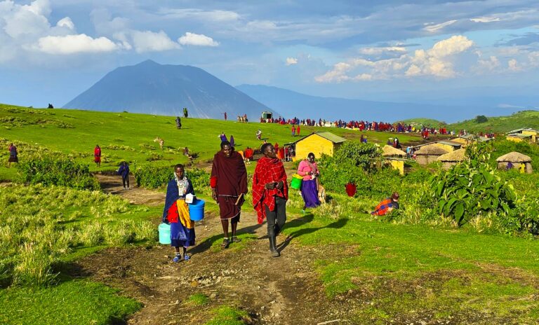Hochland von Ngorongoro - Massai Siedlungen entlang der Route