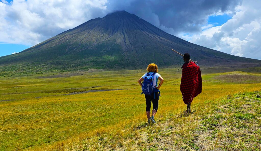 Ol Doinyo Lengai mit zwei Wanderern, Trekking in Tansani