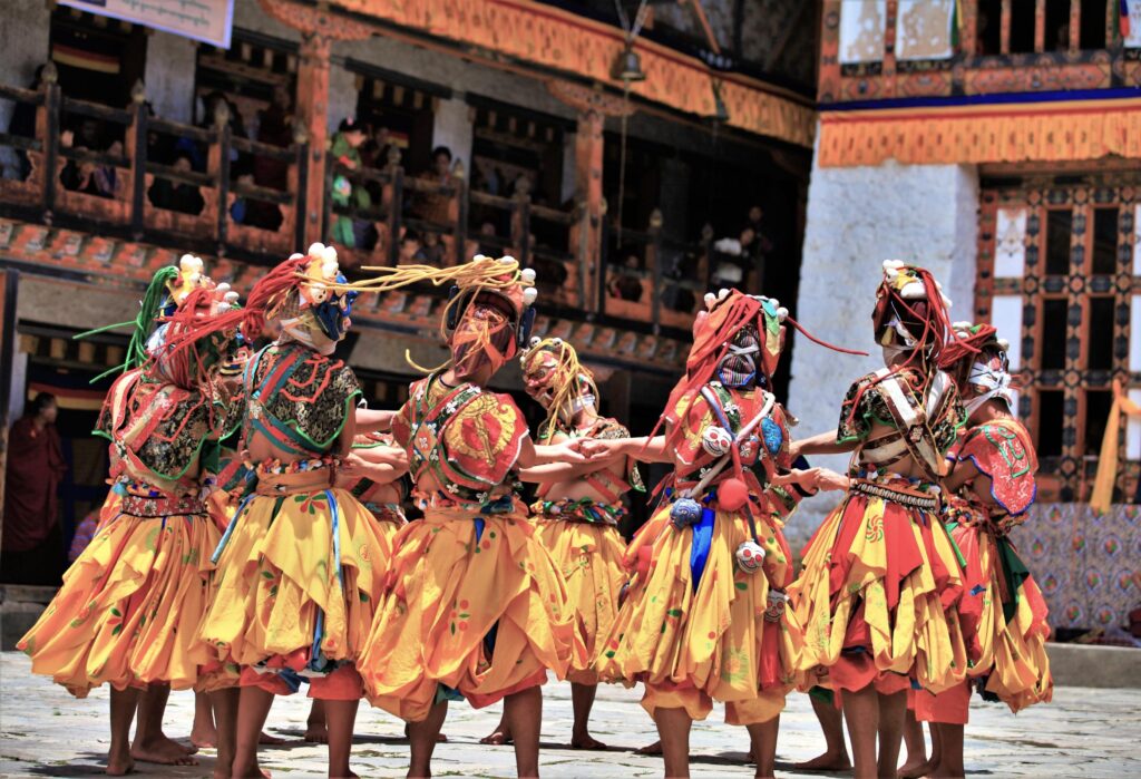 Tshechu Festival in Bhutan mit maskierten Mönchen- Bhutan Luxusreise