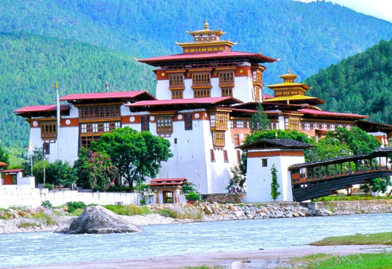 Punakha Dzong mit Brücke - Bhutan Luxureisen