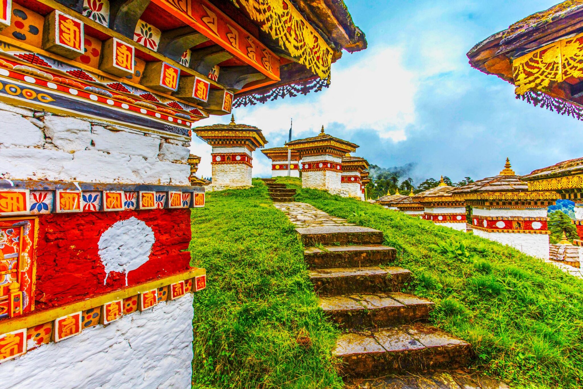 Mehrer Stupa am Doch La Pass, Bhutan Rundreisen