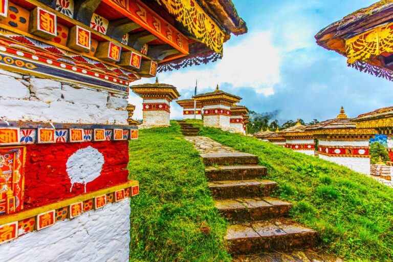 Mehrer Stupa am Doch La Pass, Bhutan Rundreisen