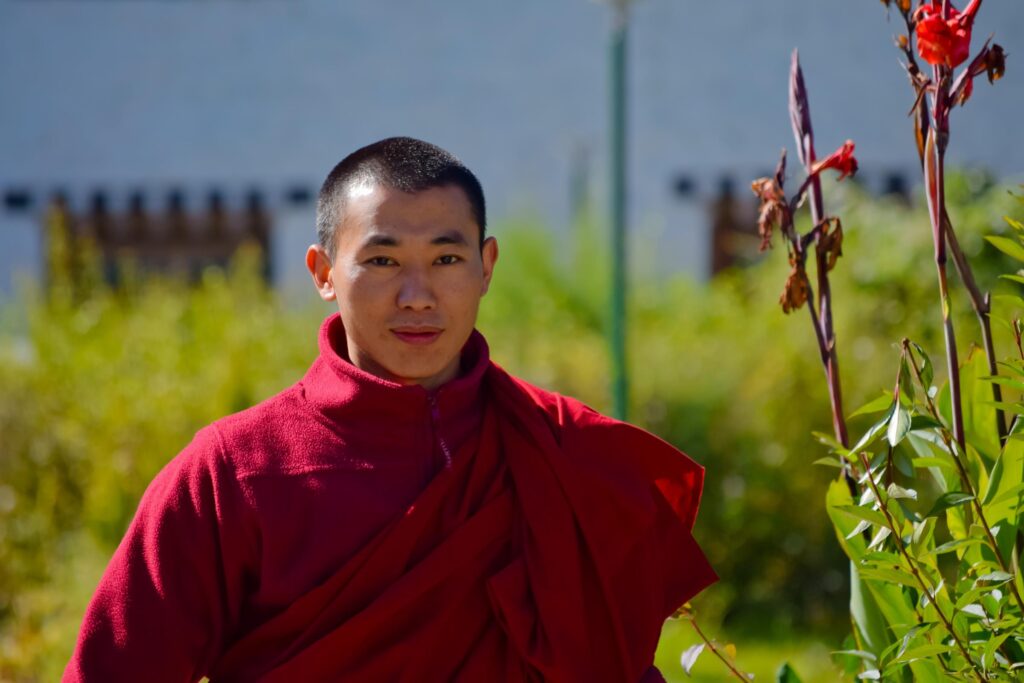 Bhutanische Mönch im roten Gewand - Bhutan Luxusreisen mit Nepal