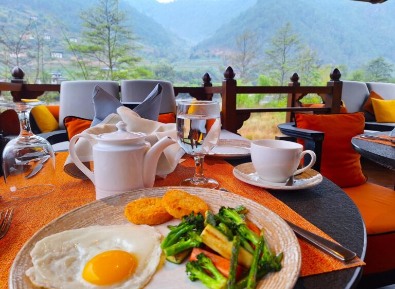 Frühstück im Hotel Pemakö in Punakha - Luxusreisen Bhutan