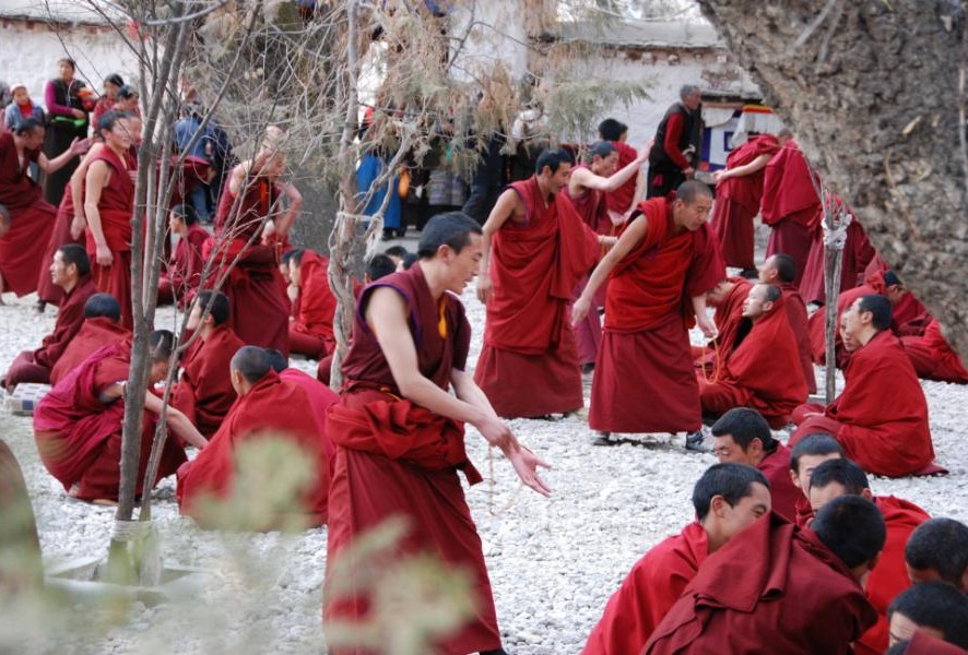 Mönche beim täglichen Debattieren in Tibet