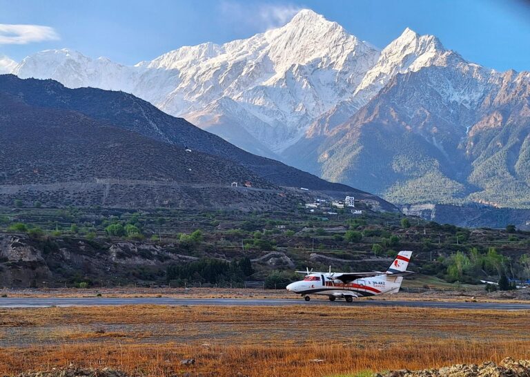 Flughafen Jomsom mit Bergsicht - Himalaya Reisen