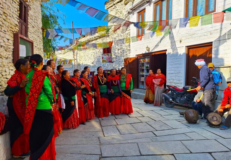 In Marpha, die lokalen Frauen bei einer Zeremonie - Upper Mustang Trekking