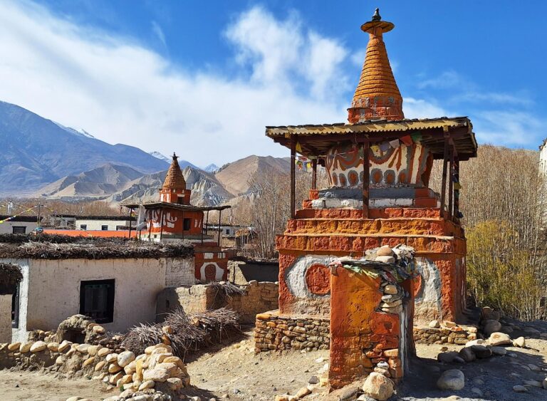 Stupa und Kloster entlang der Upper Mustang Jeep Reise