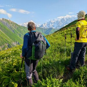 Wanderer mit Blick auf Berg Schchara in Swanetien, Trekking in Georgien