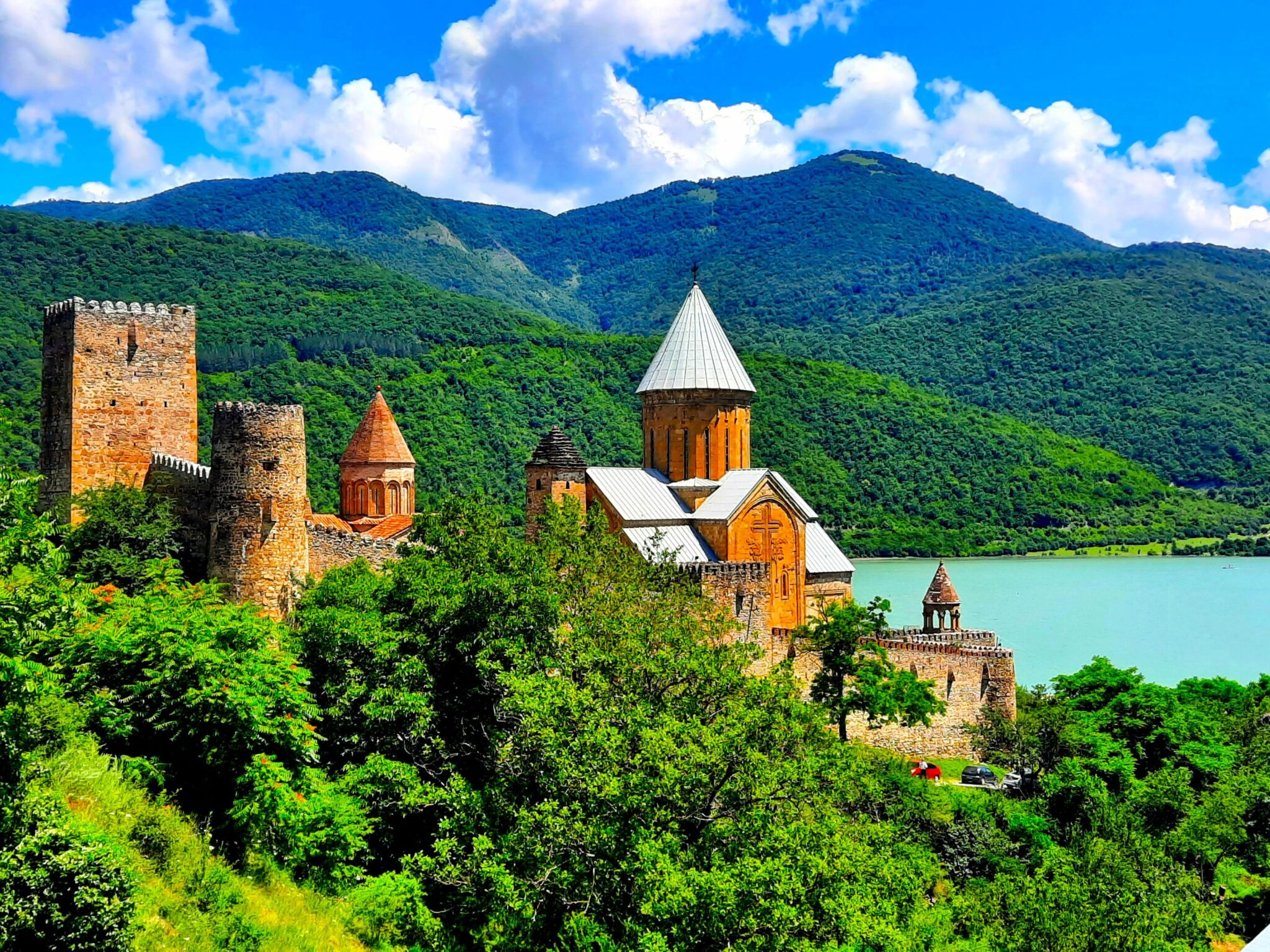 Geogien Rundreise, Kirche mit See und Landschaft