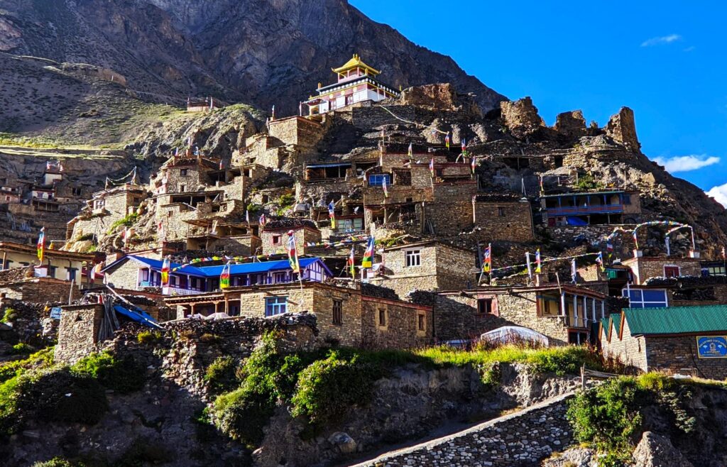 Dorf entlang der Nar Phu Trekking Tour in Nepal