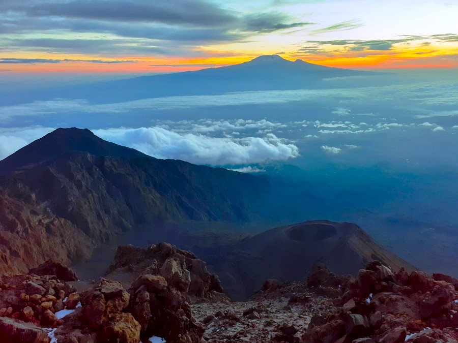 Auf dem Gip zum Gipfel von Mt. Meru mit Blick auf den Kilimandscharo 