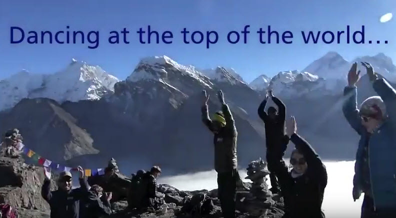 Tanzend auf dem Dach der Welt, bis auf Island Peak (6.189 m)