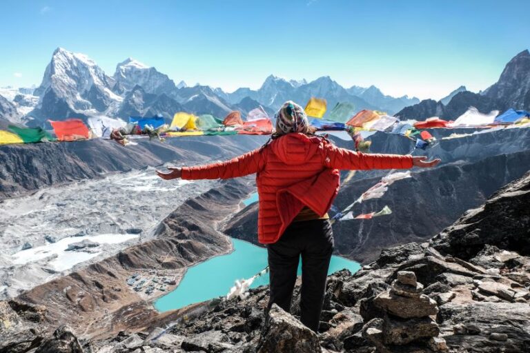 Am Gokyo Ri mit Blick auf die Gokyo Seen - Gebetsfahnen Nepal - Trekking in Nepal