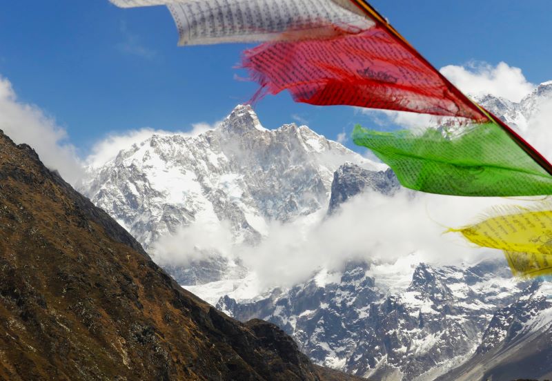 Mt. Jannu 7711m mit flatternden Gebetsfahnen in der Kanchenjunga Region