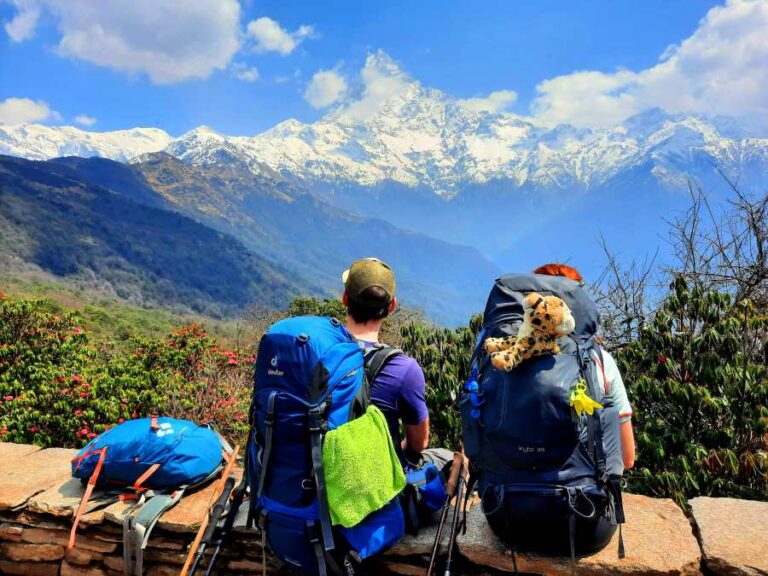 Paar-Trekking mit Blick auf Machapuchare