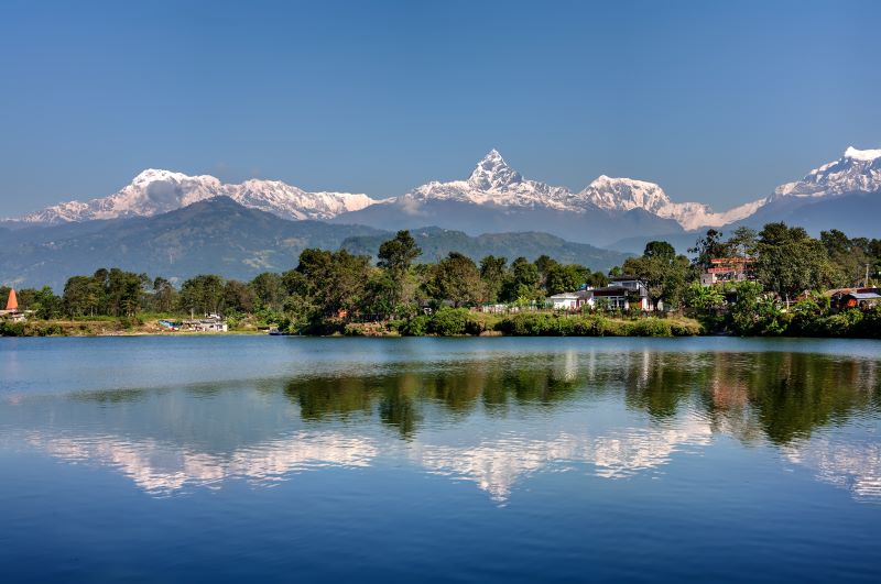 Pokhara Pewa See in Nepal mit Blick auf das Annapurna Gebirge