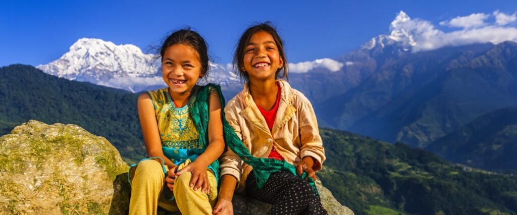 Glückliche nepalesishe Kinder, im Hintergrund das Annapurna Gebirge