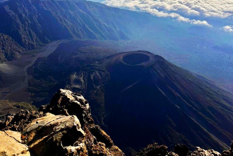 Blick vom Gipfel von Mt. Meru auf den Ahs Cone